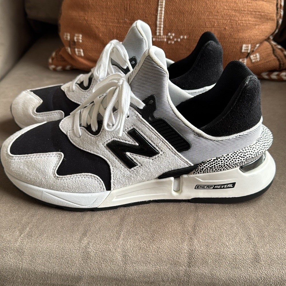 New Balance White and Black Women's Sneakers 9 - Picture 3 of 5